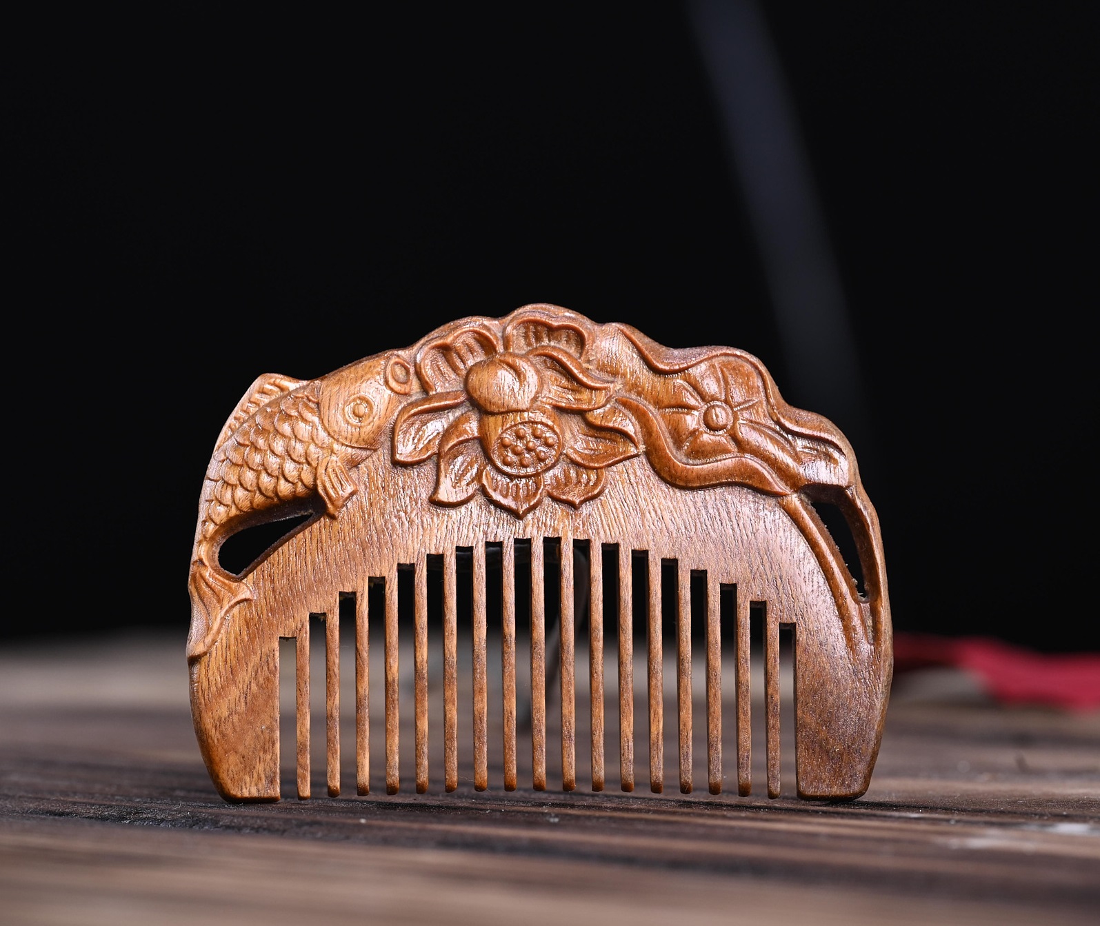 How many unexpected benefits of using a wood comb?